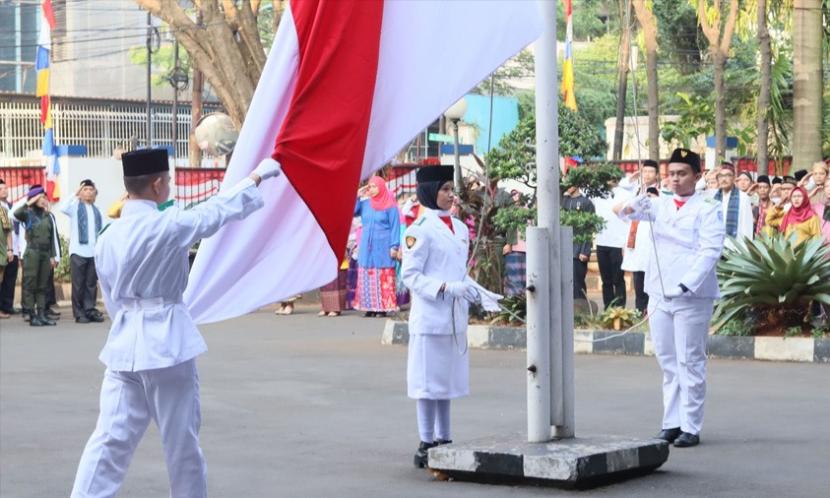Resimen Mahasiswa (Menwa) dari Universitas BSI (Bina Sarana Informatika) turut bertindak sebagai pelaksana upacara dalam rangka memperingati detik-detik proklamasi pada 17 Agustus 2023.