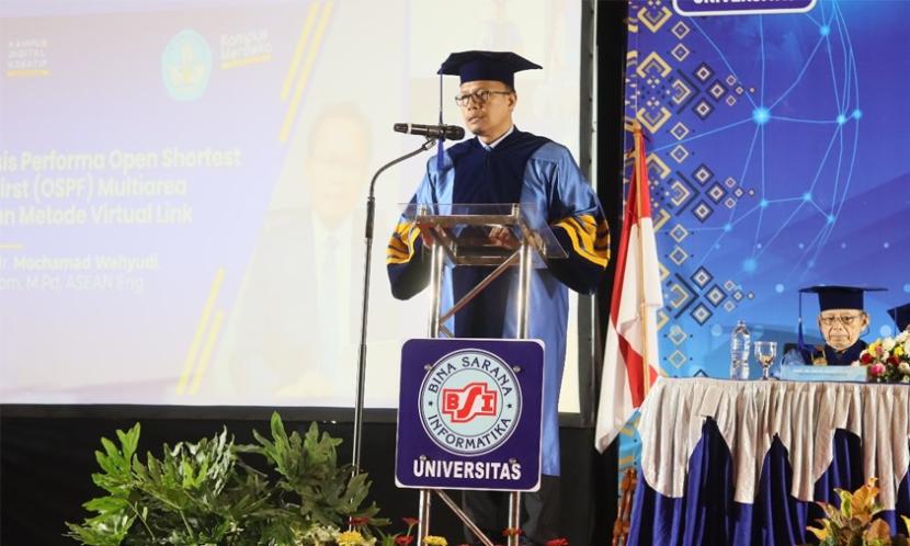 Resmi menjadi Guru Besar pertama di Universitas BSI, Prof Dr Ir Mochamad Wahyudi, MKom, MM, MPd, IPU, Asean Eng dikukuhkan langsung oleh LLDikti wilayah III, Jakarta, pada Rabu (1/11/2023) bertempat BSI Convention Center, Bekasi. 