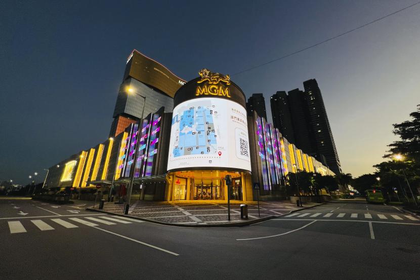 Resor kasino MGM Grand Macau ditutup di Makau, Senin, 11 Juli 2022. Jalan-jalan di pusat perjudian Macao kosong pada Senin setelah kasino dan sebagian besar bisnis lainnya diperintahkan untuk ditutup sementara wilayah China di dekat Hong Kong memerangi wabah virus corona.