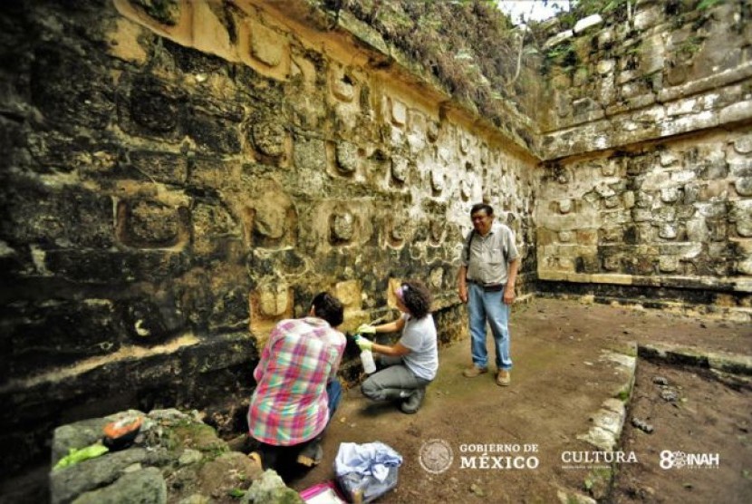 Resorasi di situs yang diduga merupakan peninggalan suku Maya.