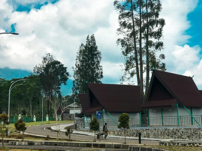 Rest Area Gunung Mas Puncak Bogor selesai dibangun rencananya akan dioperasikan Juni 2022 mampu menampung relokasi 516 PKL yang ada di pinggir jalur Puncak.