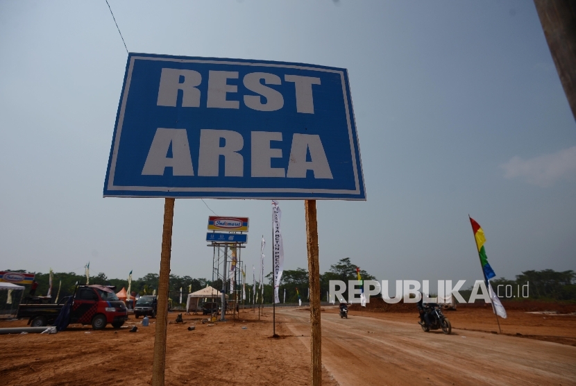 Rest area sementara ruas tol Pemalang-Batang, daerah Candi Areng, Batang, Jawa Tengah, Sabtu (10/6).