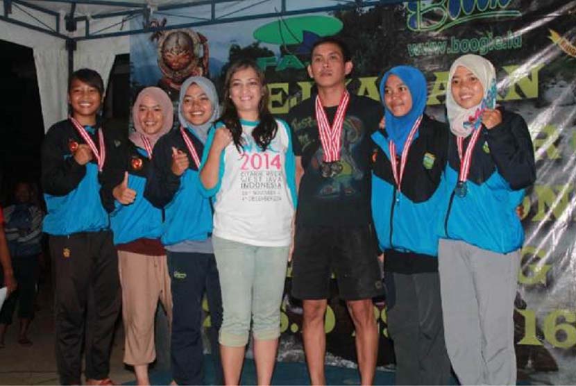 Resti Fadillah bersama tim FAJI  Tasikmalaya menerima Medali Perak pada Kejuaraan Arung Jeram 2016, Tasikmalaya, Jawa Barat, 29 Mei 2016.