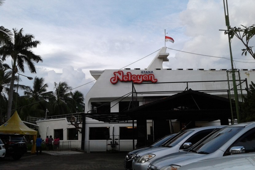 Restoran Istana Nelayan, Tangerang, menawarkan suasana bersantap yang berbeda untuk segala usia.