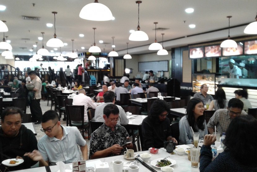 Restoran Tea Garden memiliki lebih dari 400 menu yang tersedia setiap harinya.