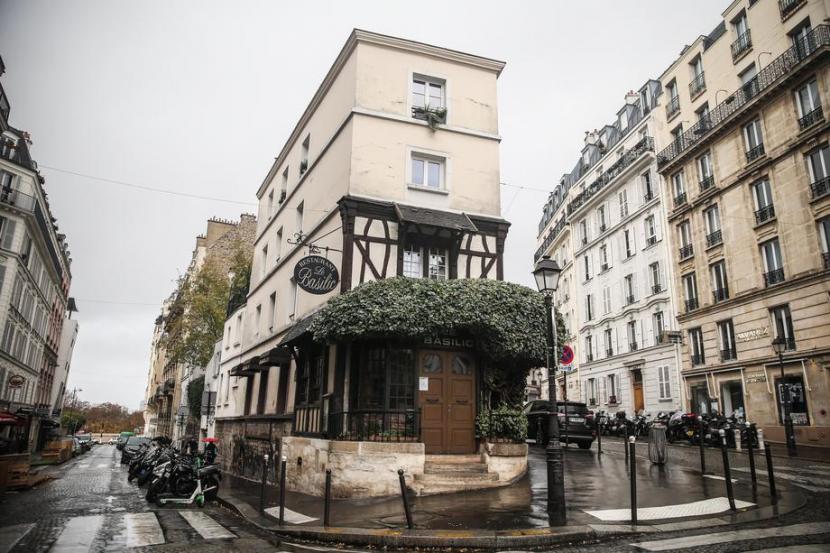 Restoran tutup di salah satu sudut Kota Paris. Akibat lonjakan kasus, Paris dan kota-kota lain Prancis kembali lockdown selama setidaknya empat pekan untuk menekan laju kasus baru virus corona.