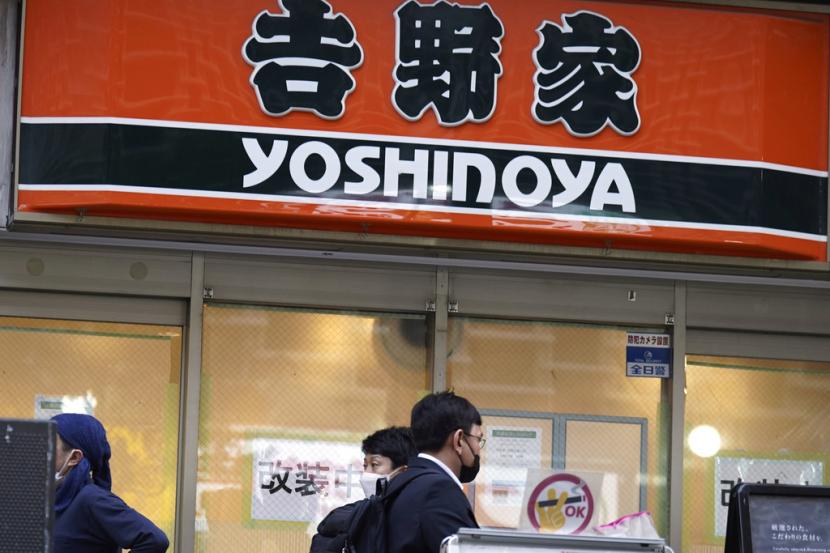 Restoran Yoshinoya di Tokyo, Jepang. Polisi telah menangkap dua orang yang makan acar jahe dengan sumpitnya langsung dari wadah yang disediakan untuk seluruh pengunjung. Restoran beef bowl itu menjadi korban terorisme sushi.
