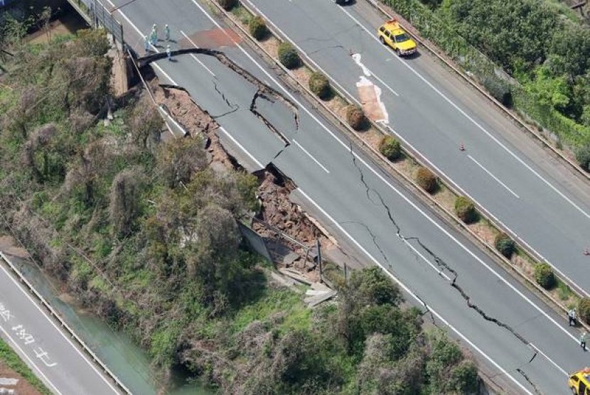 Retakan aspal di dekat pusat kota Kumamoto, Jepang akibat gempa 