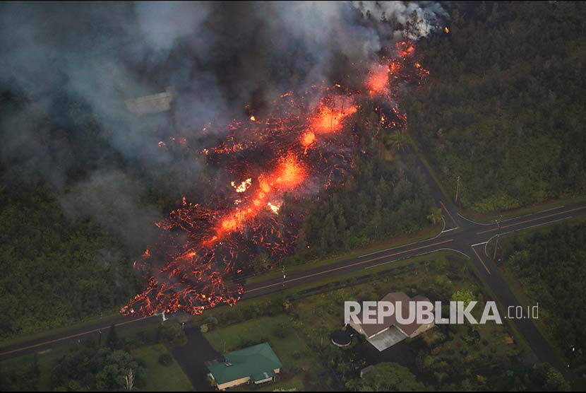 Retakan jalur lava panas sepanjang 600 meter akibat letuaan gunung berapi Kilauea muncul di pemukikman di  Pahoa, Hawaii Sabtu (5/5)