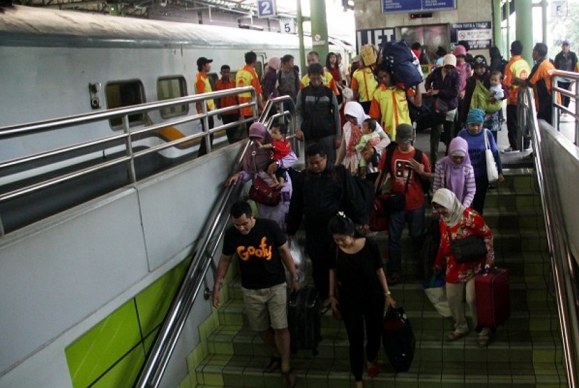 Returning travelers arrive at Gambir train station in Jakarta on Tuesday, August 13, 2013. Department of Population and Civil Registration in Jakarta estimates there are about 36 thousand people will crowd Jakarta during returning trip season of Eid al Fit