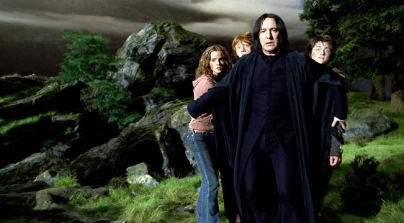 Pemain Harry Potter. Mendiang Alan Rickman (paling depan) berperan sebagai Profesor Severus Snape di waralaba Harry Potter.
