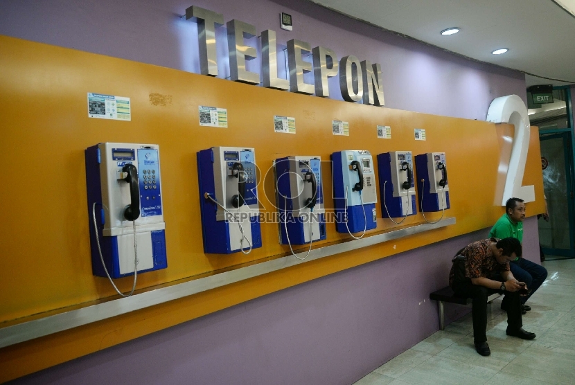 Revisi Peraturan Telekomunikasi: Warga melintas di telepon umum di salah satu mall di Jakarta, Jumat, (27/2).