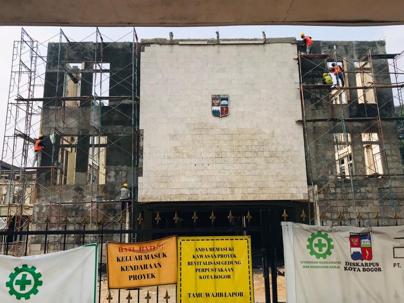 Revitalisasi gedung Perpustakaan Daerah Kota Bogor di eks-gedung DPRD Kota Bogor, Senin (6/9).