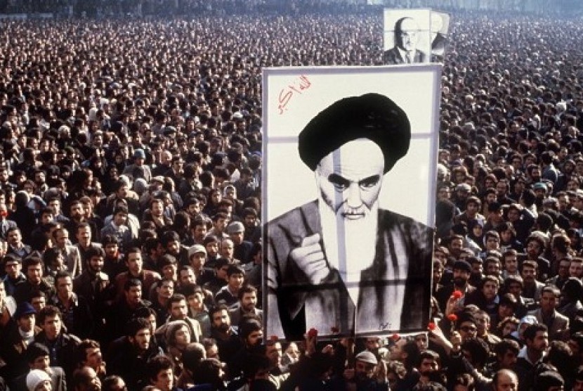 Demonstran Iran meneriakkan slogan sambil membawa foto ulama Syiah Sheikh Nimr al-Nimr saat demo menentang eksekusinya di Saudi Arabia, di luar Kedutaan Besar Arab Saudi di Teheran 3 Januari 2016.