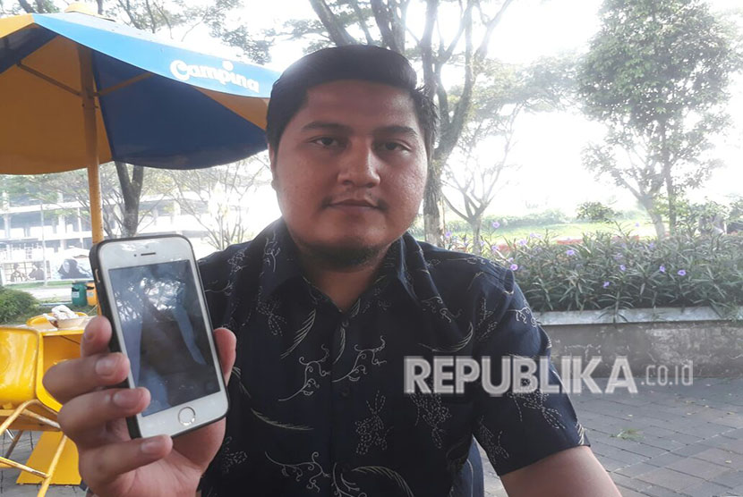 Reza Adiwilaga (27), anak mantan Wakil Bupati Sukabumi periode 2010-2015, almarhum Akhmad Jajuli tengah menunjukan kondisi terkini ibunya, Nita Suryati (48) yang dirawat di RS Kawaluyaan, Kamis (3/5). Rabu (2/5) kemarin, Reza memposting status di media sosial tentang keinginannya menjual organ ginjal demi menutupi kebutuhan biaya perawatan ibunya.