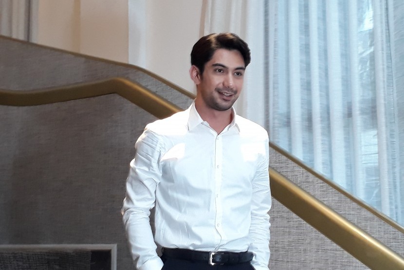 Aktor Reza Rahadian menjadi pemeran karakter Aris di serial orisinal WeTV, Layangan Putus.