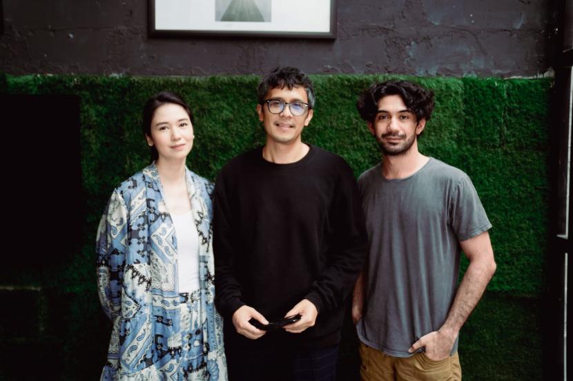 Reza Rahadian dan Laura Basuki membintangi film Tamu tak Diundang