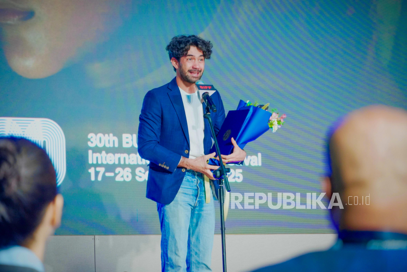 Reza Rahadian ketika menerima penghargaan untuk film Pangku di Busan International Film Festival (BIFF) 2025.
