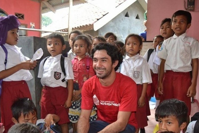Reza Rahardian selaku Duta Peduli Sekolah Rusak Yappika-ActionAid bersama siswa  Kelas Jauh SDN 3 Cipinang, Kecamatan Rumpin, Kabupaten Bogor