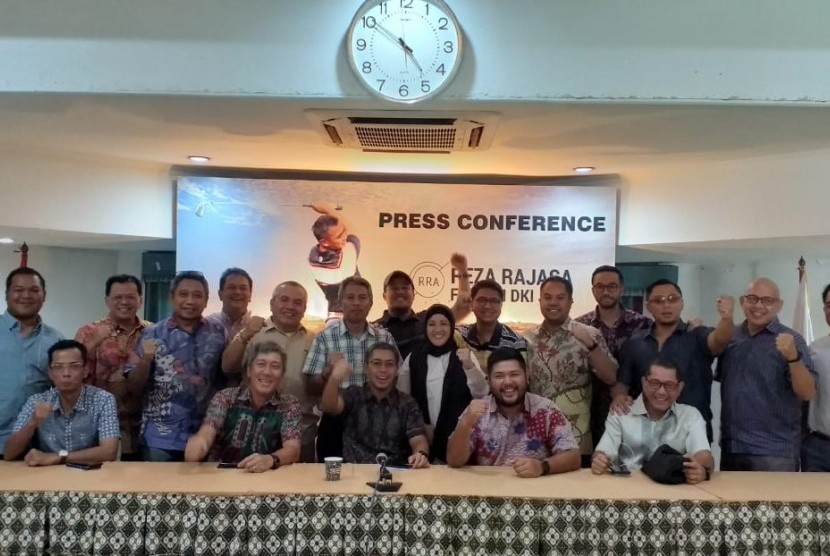 Reza Rajasa (ketiga kiri duduk) bersama tim sukses dan klub-klub pendukungnya. Reza akan melakukan deklarasi sebagai Caketum PGI DKI Jaya secara resmi pada Kamis (16/1).
