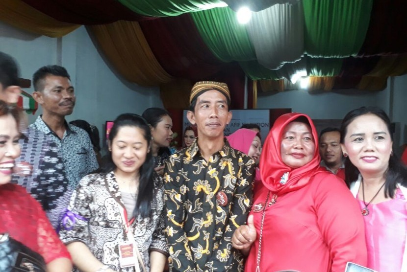 Reza Sri Mulyadi (tengah) yang merupakan orang mirip Presiden Joko Widodo menjadi sasaran selfie saat menghadiri acara pernikahan Bobby Nasution-Kahiyang Ayu di Medan, Ahad (26/11).