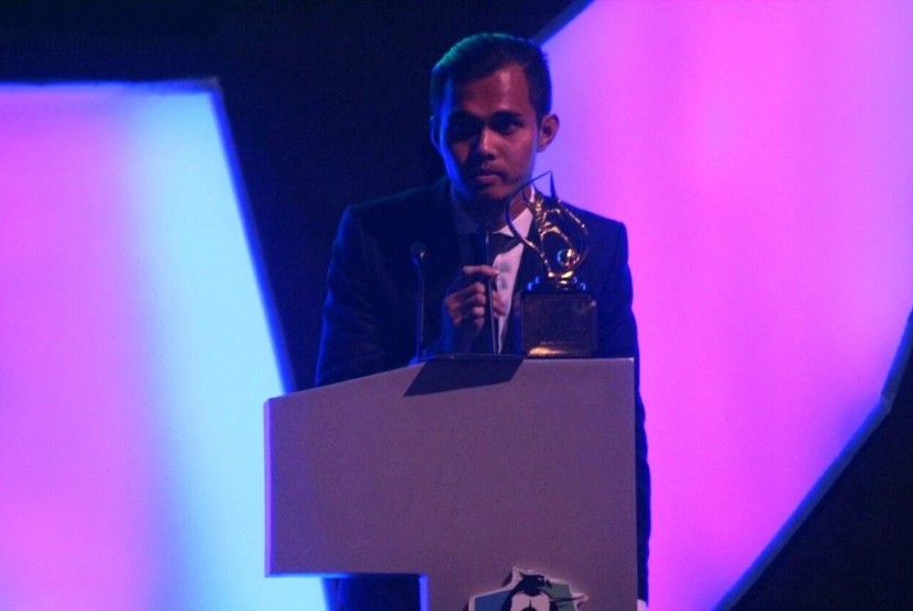 Rezaldi Hehanusa saat menerima penghargaan Pemain Muda Terbaik Liga 1 2017.