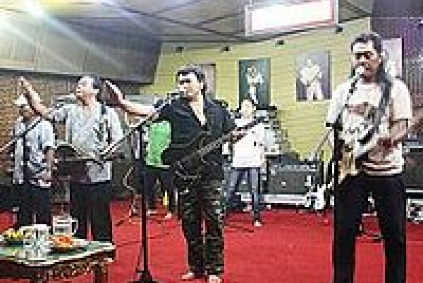 Rhoma Irama berlatih di studio Soneta Record. Depok.