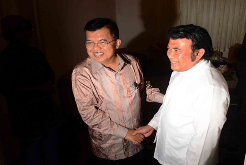 Rhoma Irama bersama Jusuf Kalla usai melakukan pertemuan tertutup di Jakarta, Jumat (1/11).   