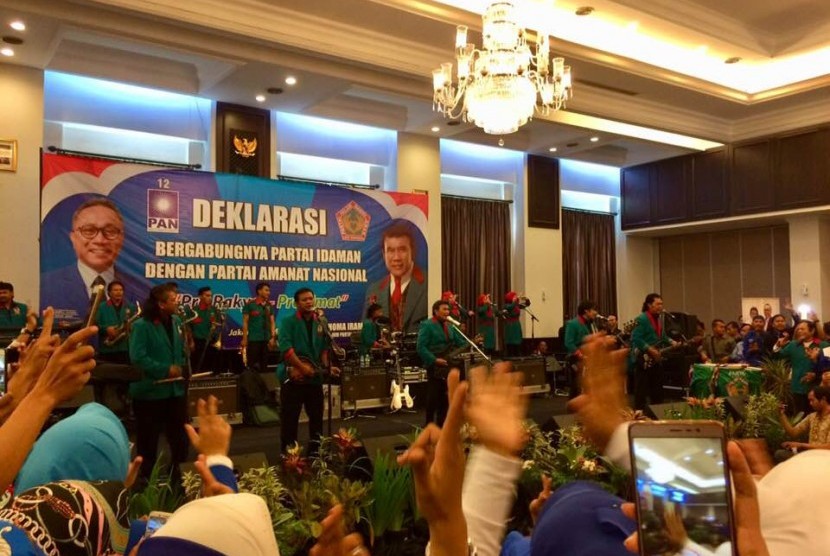 Rhoma Irama bersama Soneta bernyanyi dalam deklarasi PAN dan Partai Idaman, Jakartam (12/5).