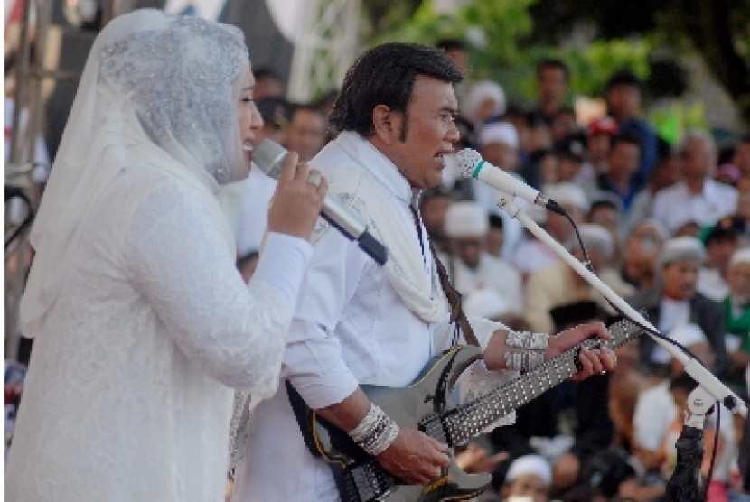 Rhoma Irama dan Evi Tamala saat konser untuk pasangan Prabowo-Hatta di Lapangan Manonjaya, Tasikmalaya, Jumat (4/7).