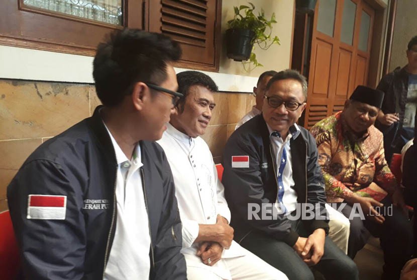 Rhoma Irama dan Zulkifli Hasan menggelar konferensi pers usai pertemuan tertutup di kediaman Rhoma Irama di Mampang, Jakarta, Rabu (28/12).