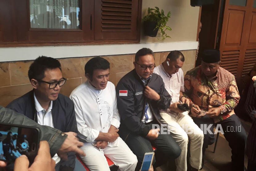 Rhoma Irama dan Zulkifli Hasan menggelar konferensi pers usai pertemuan tertutup di kediaman Rhoma Irama di Mampang, Jakarta, Rabu (28/12).