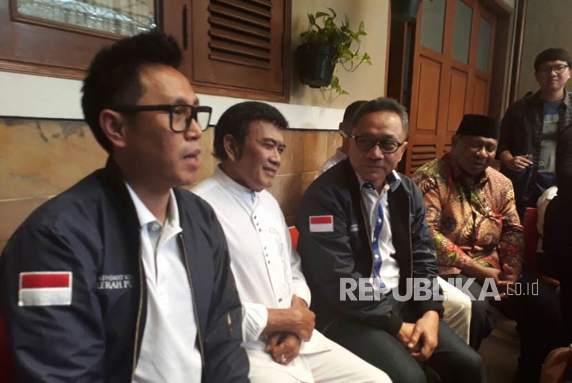 Rhoma Irama dan Zulkifli Hasan menggelar konferensi pers usai pertemuan tertutup di kediaman Rhoma Irama di Mampang, Jakarta, Rabu (28/12).