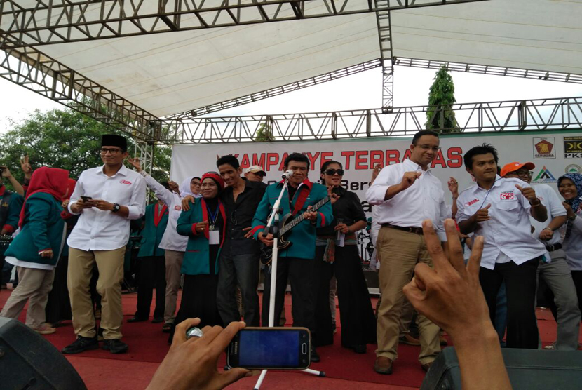 Rhoma Irama kampanye terbatas untuk pasangan Anies-Sandi di Ciracas, Jakarta Timur, Kamis (2/2).