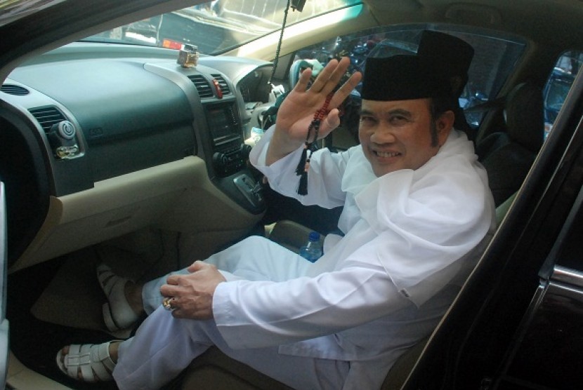 Rhoma Irama may be one of the most controversial figure in speculation over 2014 presidential candidates. As many doubt the singer/musician's capability, his candidancy would be a prank. 