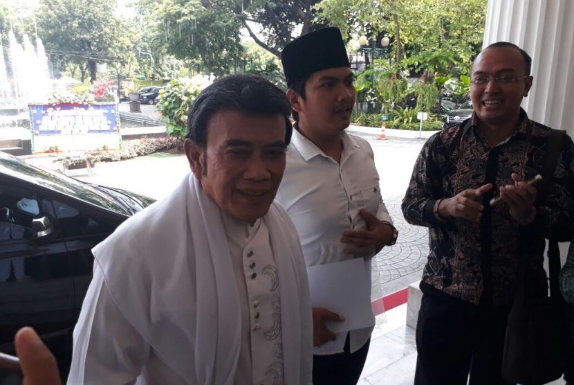 Rhoma Irama mendatangi Balai Kota DKI Jakarta di Jalan Merdeka Selatan, Jumat (27/10).