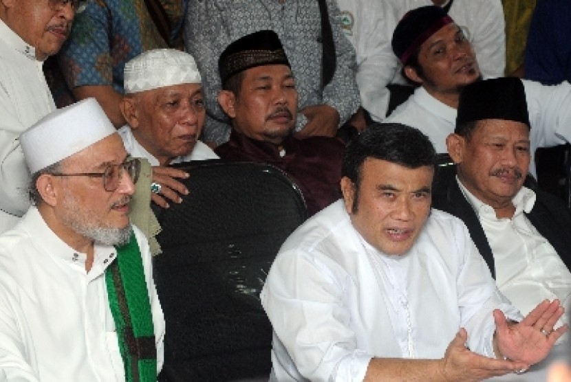 Rhoma Irama (tengah) didampingi pendukungnya memberikan keterangan pers di Jakarta, Jumat (16/5). Rhoma memutuskan mundur sebagai bakal calon presiden dan menarik dukungan dirinya dari Partai Kebangkitan Bangsa (PKB). 