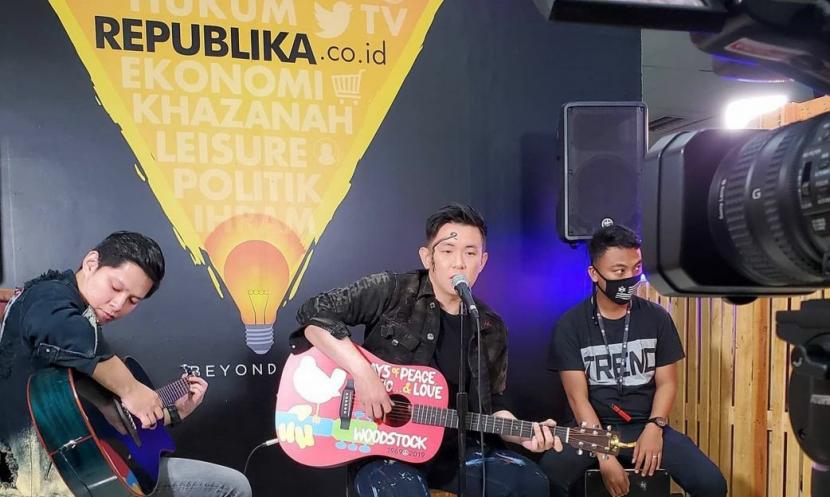 Rhomedal Aquino saat tampil di studio republika.co.id dengan single perdananya 'Takkan Pernah'.