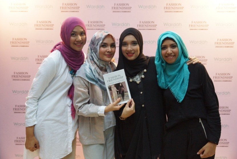 Ria Miranda dan Jenahara dalam peluncuran buku Fashion Friendship.