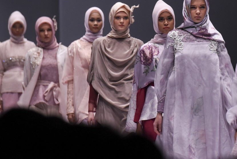 Ria Miranda menjadi salah satu desainer yang memamerkan koleksinya di Jakarta Fashion Week.