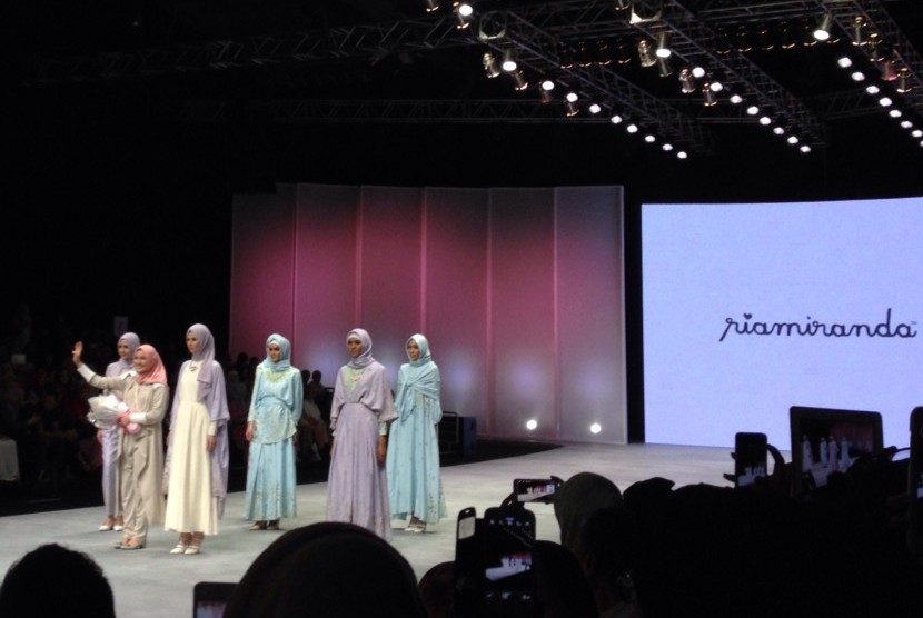 Ria Miranda usai mempertujukkan koleksi terbarunya yang terinspirasi burung flaminggo di Indonesia Fashion Week, Jumat (27/2).