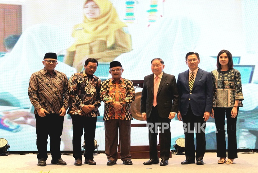 Riady Foundation menggagas inisiatif nasional bertajuk STEM Indonesia Cerdas yang menyasar lebih dari 500 satuan pendidikan perintis di seluruh Indonesia. 