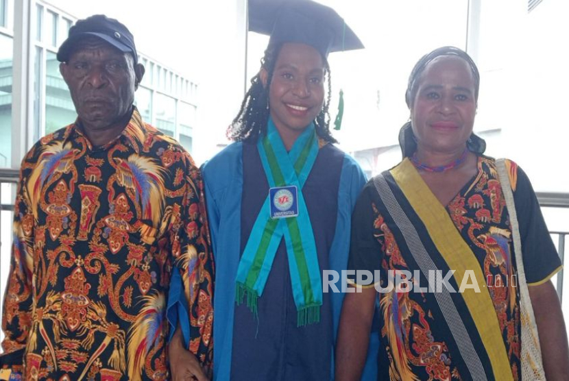 Riana Bagubau, wisudawati Program Studi (Prodi) Manajemen UBSI kampus Pemuda yang berasal dari Papua.