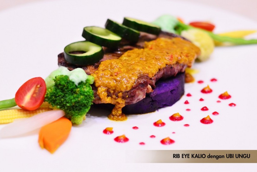 Rib Eye Kalio dengan ubi ungu.