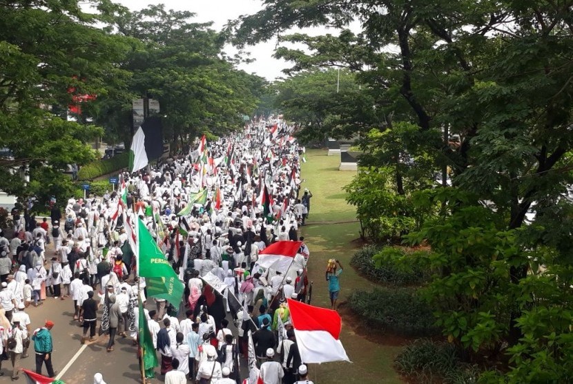Ribuan aksi massa di Tangerang Selatan menggelar aksi menuntut kemerdekaan Palestina, Sabtu (30/12).