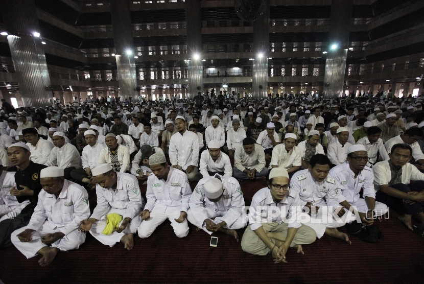 Thousand of Muslims prayed and listened to Islamic leader advices on the next Jakarta's leadership. The gathering was held at Istiqlal Mosque, Jakarta, Sunday (18/9).  (Republika/ Raisan Al Farisi)