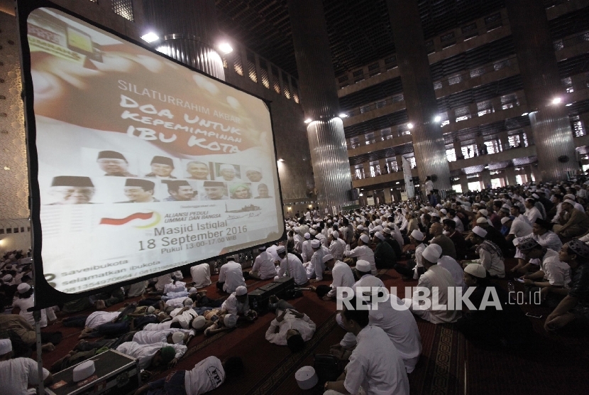  Ribuan anggota dari berbagai ormas Islam mengikuti silaturahmi akbar dengan tema Doa untuk Kepemimpinan Ibukota di Masjid Istiqlal, Jakarta, Ahad (18/9).  (Republika/ Raisan Al Farisi)