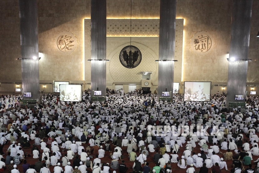 Ribuan anggota dari berbagai ormas Islam mengikuti silaturahmi akbar dengan tema  Doa untuk Kepemimpinan Ibukota di Masjid Istiqlal, Jakarta, Ahad (18/9).  (Republika/ Raisan Al Farisi)