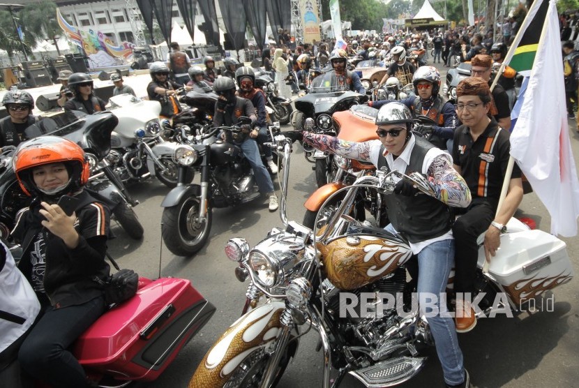 Ribuan anggota Harley Davidson Club Indonesia (HDCI) hadir di kawasan Gedung Sate pada acara penandatanganan kerjasama Kartu Co-Branding Bank BJB dengan HDCI di sela- sela acara Semarak Pesta Rakyat HUT Provinsi Jabar ke-72, di depan Gedung Sate, Kota Bandung, Sabtu (30/9).