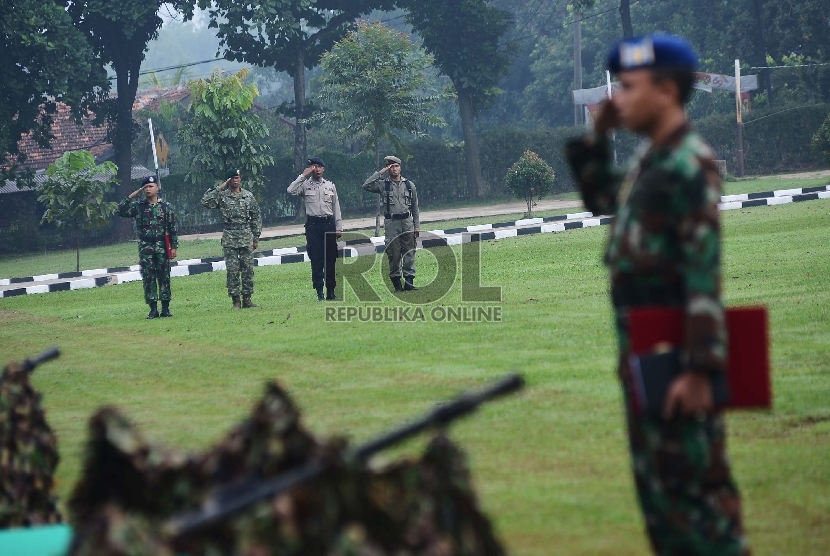 Ribuan anggota TNI, Polri, Pol PP dan Pemerintah Provinsi DKI Jakarta melakukan upacara bersama di Lapangan Brigif 17, Cijantung, Jakarta Timur, Selasa (17/2).  (Republika/Raisan Al Farisi)